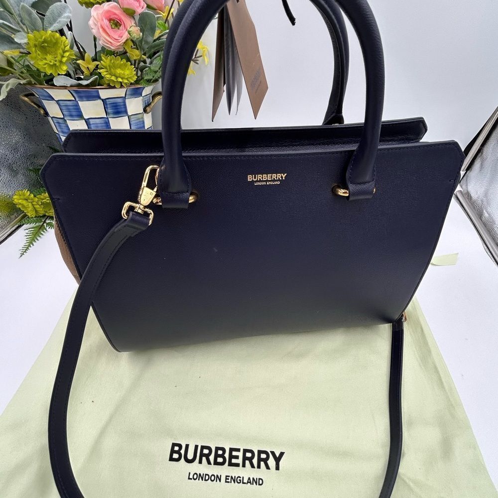 Women’s Burberry Banwell classic check handbag with detachable shoulder strap - Picture 3 of 15
